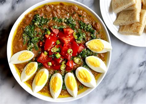  Ful Medames: Un plato de lentejas que te transportará a un oasis de sabores mediterráneos!