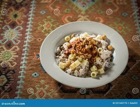  Koshari: ¡Un plato egipcio que combina la textura crujiente de la pasta con el dulzor picante de una salsa de tomate única!