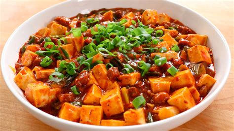  ¡Mapo Tofu: Un Estallido de Picor y Sabores Terrosos en los Platos de Chengdu!