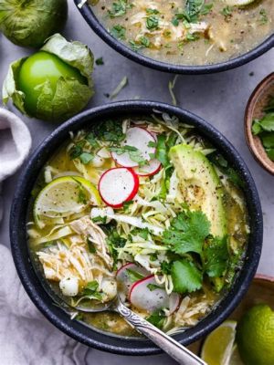 ¡Prueba el Pozole Verde de Toluca: Una explosión de sabores frescos y umami en un caldo aromático!