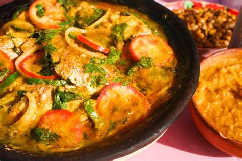  Moqueca de Peixe: ¡Un festín tropical de sabores marinos y especias aromáticas!