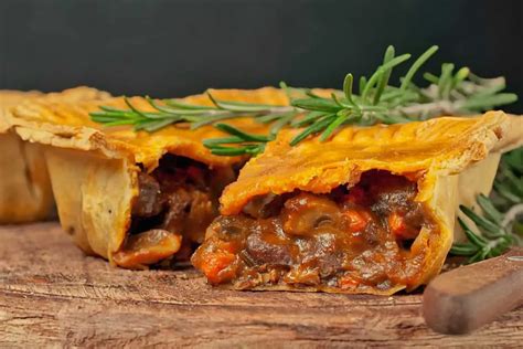  ¡El Pastel de Carne de Newcastle: Una sinfonía de sabores especiados que te transportarán a un acogedor pub británico!