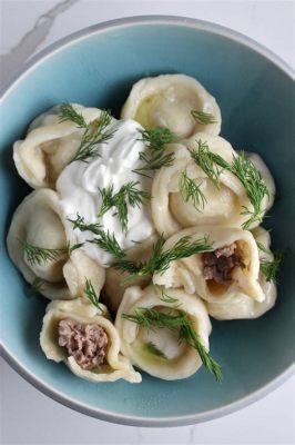  Pelmeni con Salsa de Queso Ahumado y Crema Agria: ¡Un Tesoro Culinario que Te Transportará a las Frías Tierras de Magnitogorsk!