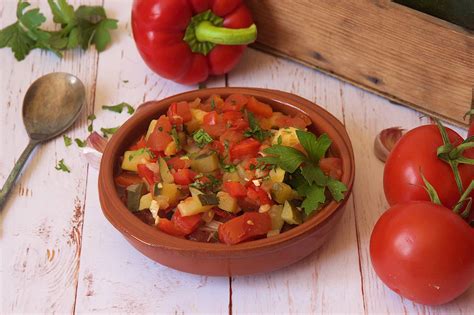  Pisto Manchego: ¡Una sinfonía de verduras asadas que bailan en un compás de aceite de oliva virgen extra!