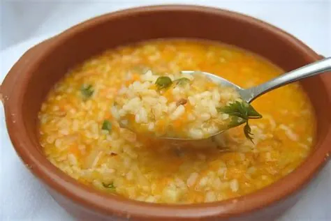  Sopa de Arroz de Chizhou: ¿Un Plato Reconfortante y Umami que te Transportará a la Ciudad Medieval?