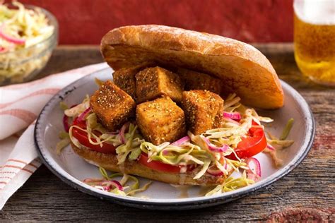  ¡El Po’Boy: Una Sinfonía de Sabores Encapsulados en Pan Crujiente!